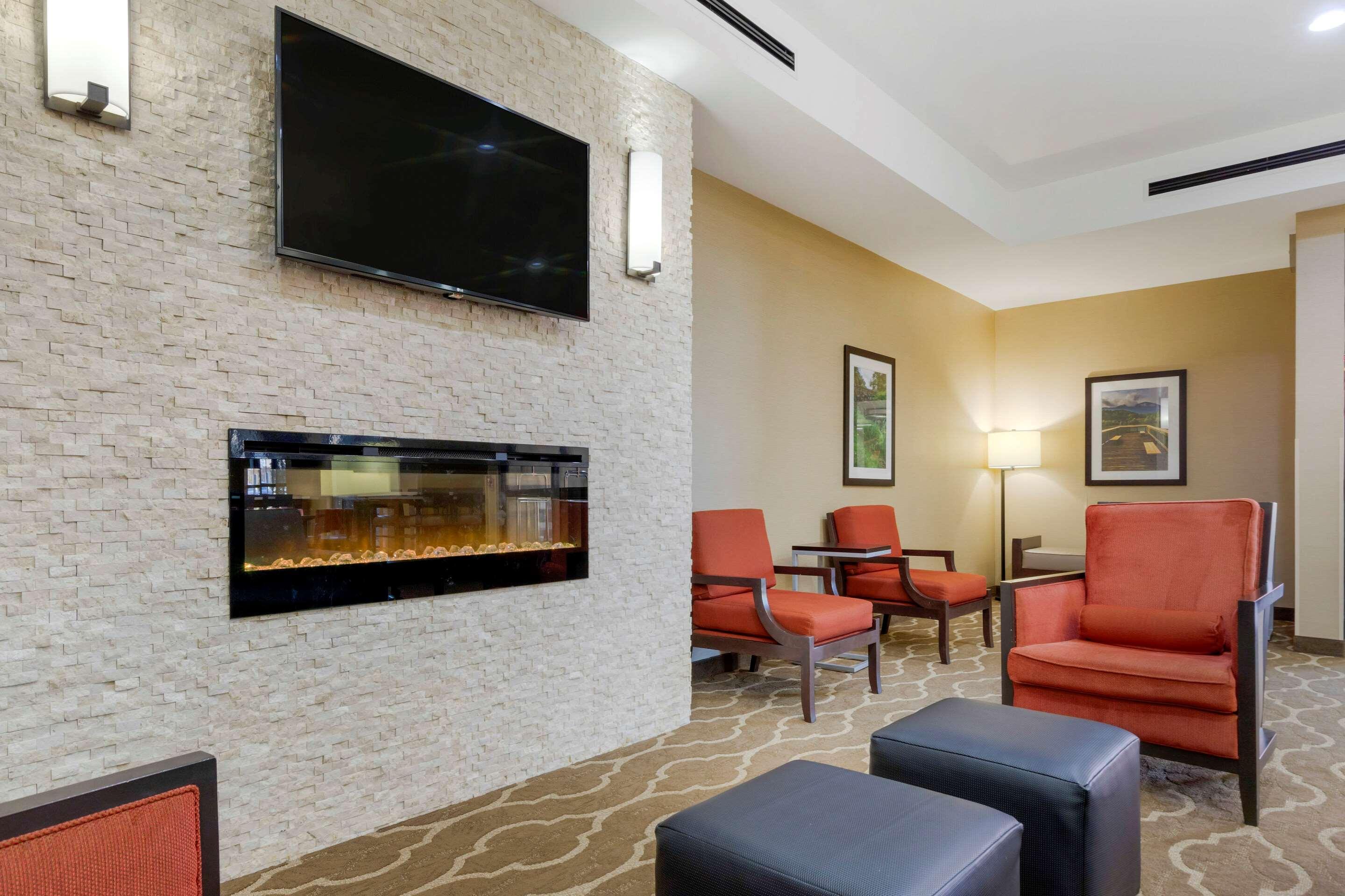 Comfort Suites Greenville South Piedmont Exterior photo